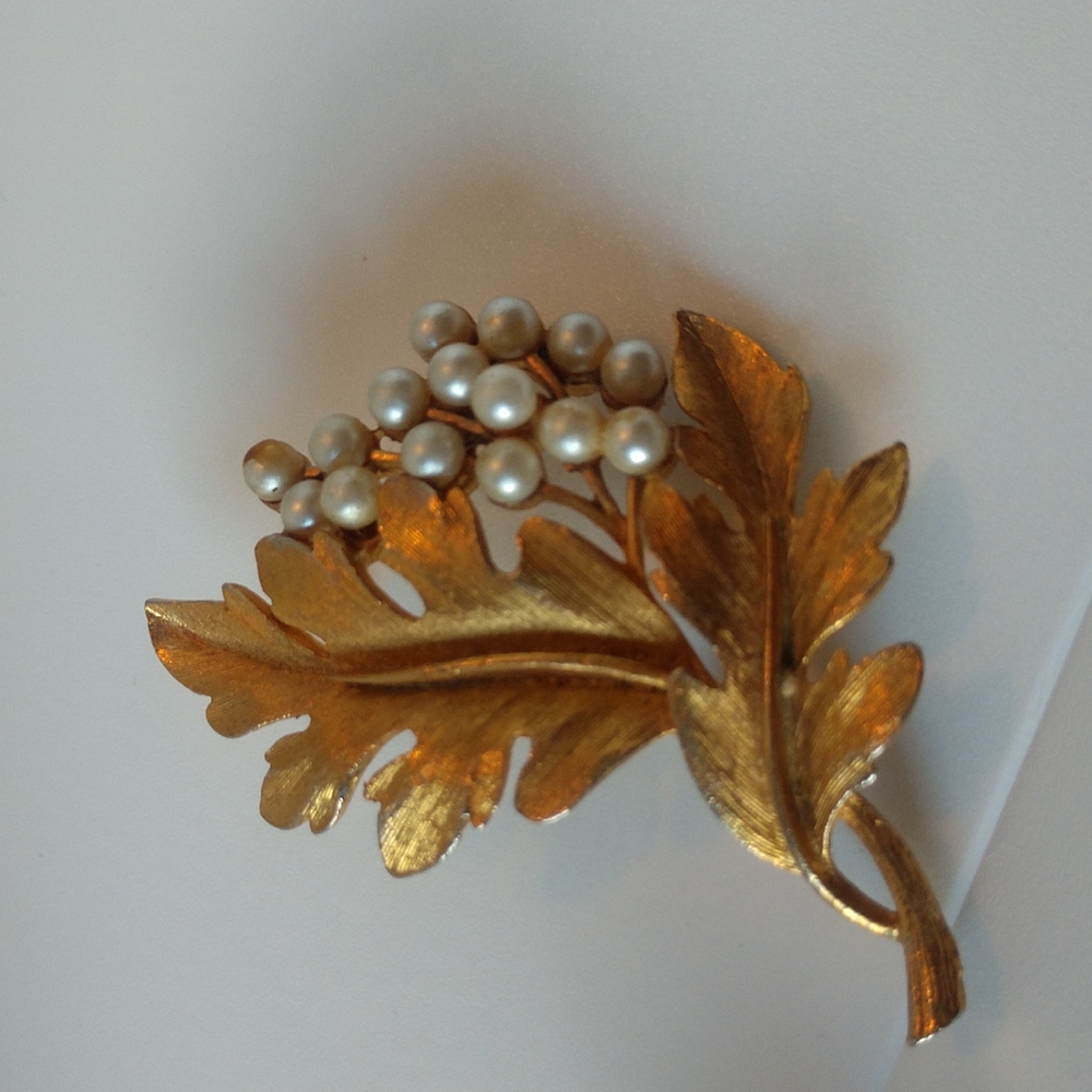 Vintage gold tone double leaf brooch with faux pearl spray by JJ
